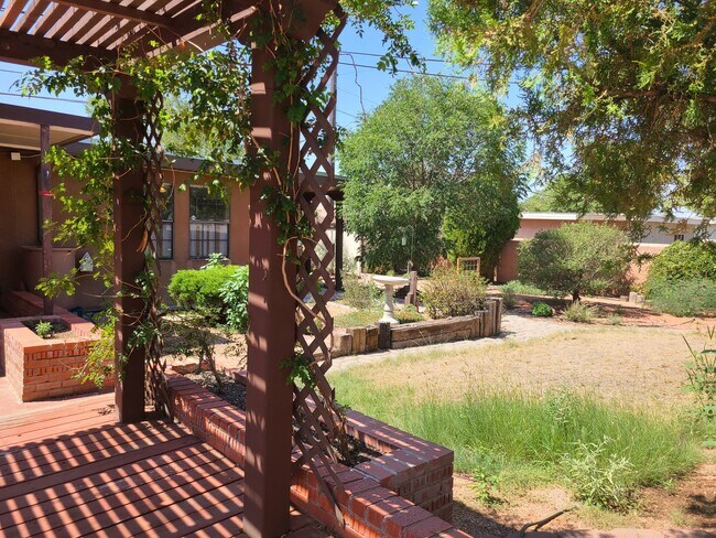 Building Photo - 4 Bedroom, 2 Bathroom! Lovely Home!