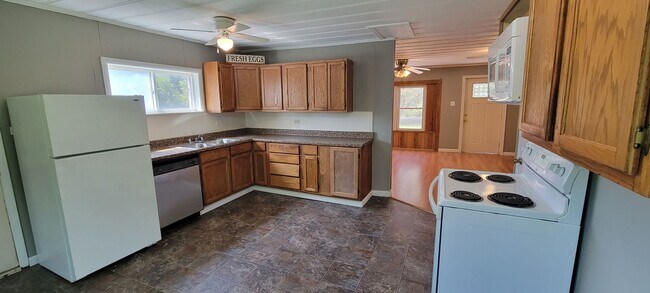 Building Photo - 2/1 Duplex Towards Cave City - 6-12 MONTH ...