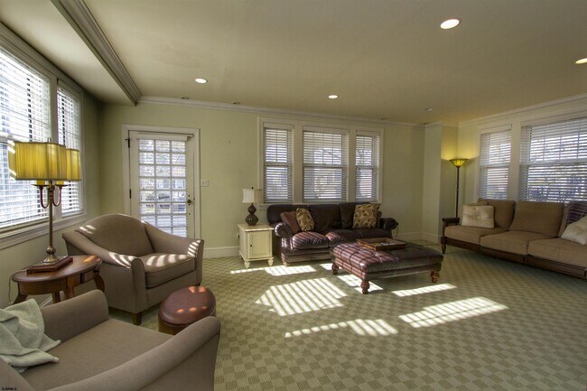 Building Photo - 2 S Dudley Ave