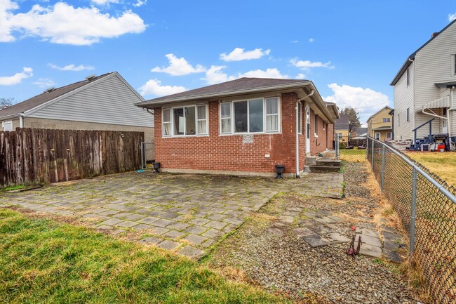 Building Photo - AVAILABLE AUGUST 1ST!! GORGEOUS 3 BEDROOM IN MUNHALL!