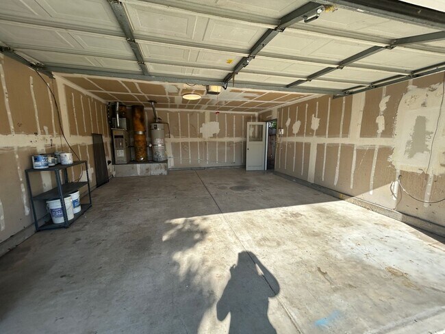 Building Photo - Spacious Halfplex