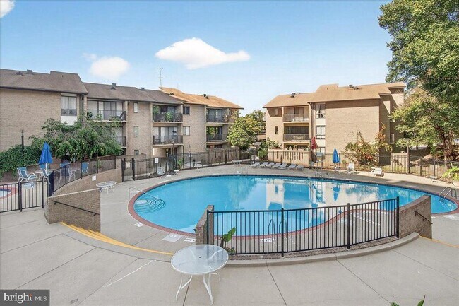 Building Photo - 118 Monroe St