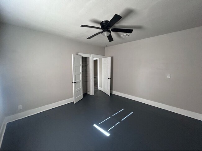 Building Photo - 1710 W 15th St