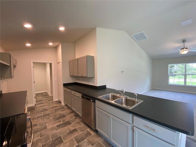 Building Photo - 8180 N Wakefield Dr