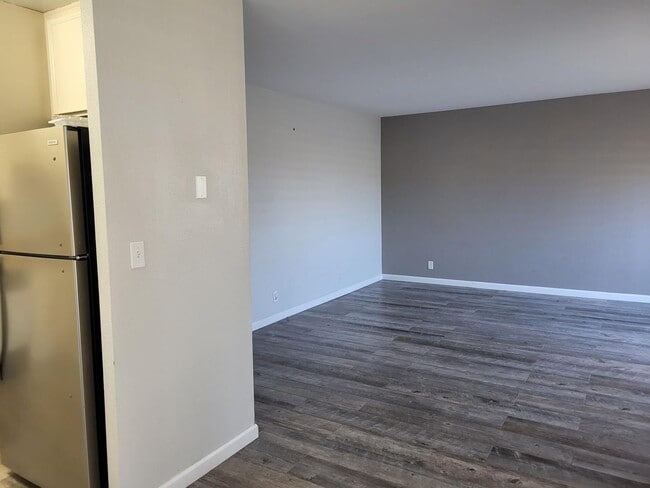Building Photo - SUPER CLEAN & CUTE 2 BED 2 BATH