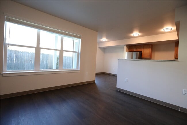 Building Photo - 900 N Oak Harbor St