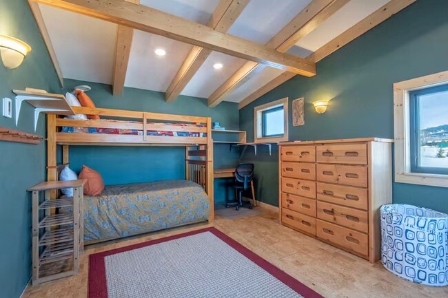 Building Photo - 5077 Pine Dr