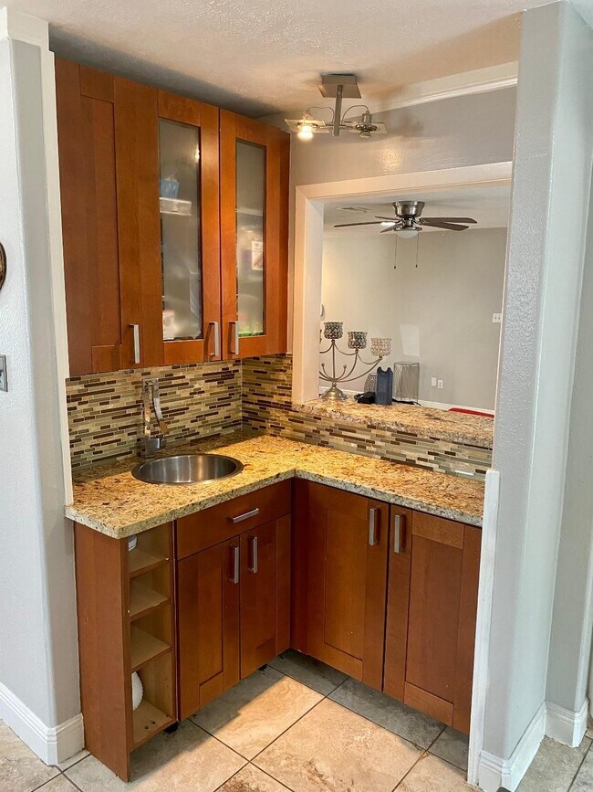 Building Photo - 2419 Briarlee Dr