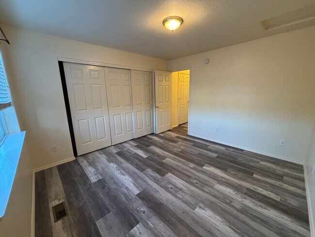 Building Photo - 726-728 E Spokane Ave