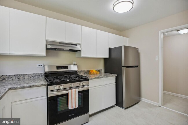 Building Photo - 10655 Montrose Ave