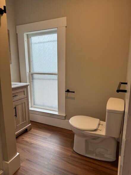 Upstairs Bathroom - 14 Cliff St