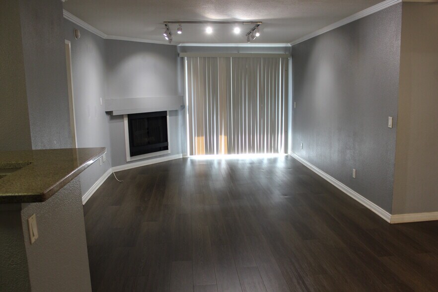 Building Photo - 21450 Burbank Blvd