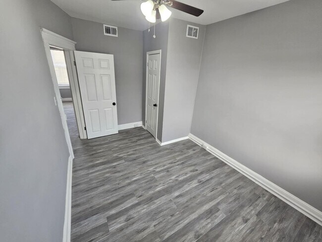 Building Photo - 2-Bedroom Townhouse