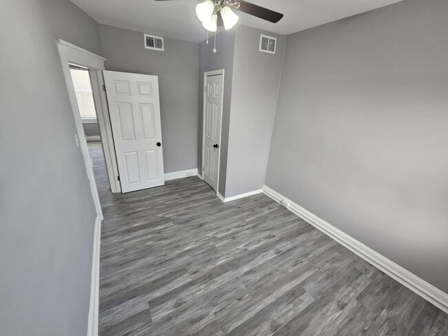 Building Photo - 3016 Kenyon Ave