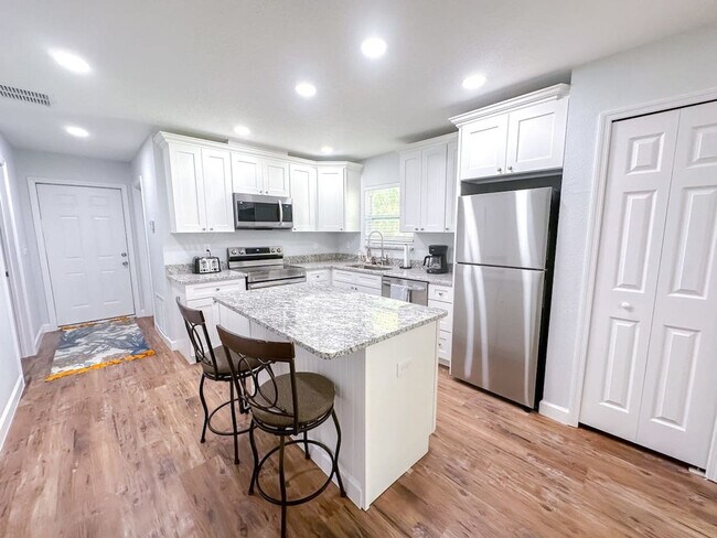 Building Photo - 942 SE 7th Ave