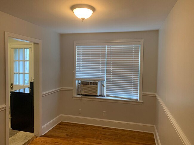 Building Photo - Cozy Condo located in the Queen Selwyn Com...