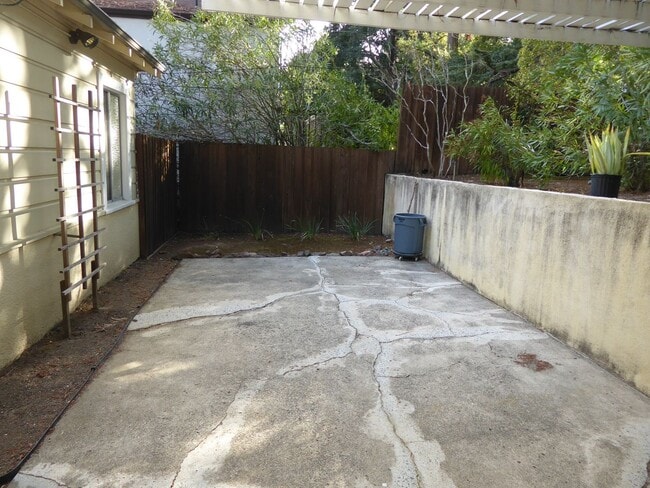Building Photo - TWO BED / 2 BATH HOME WITH BONUS ROOM ON W...