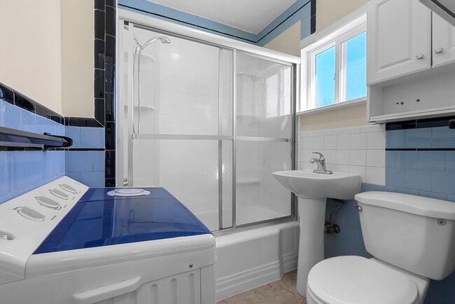 Building Photo - 119 Bank St