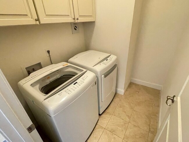 Building Photo - Crutcher Station home off Station Camp Blvd!