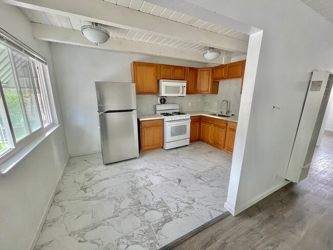 Primary Photo - 2312 Bonar St