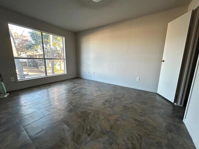 Building Photo - 10001 Westpark Dr