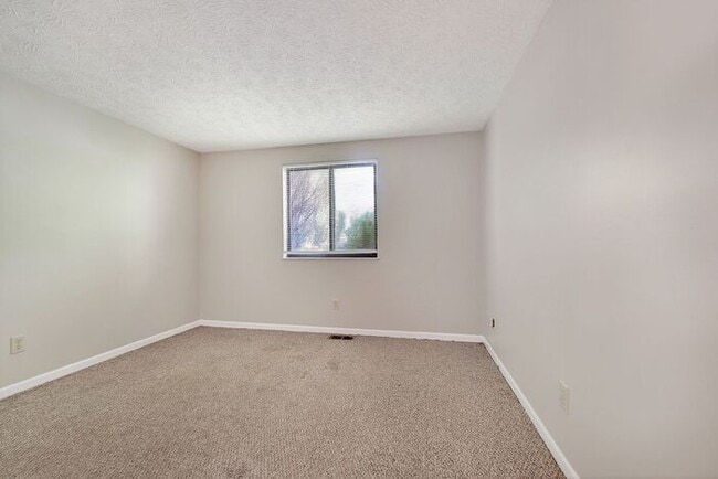 Building Photo - Beautifully Home with Large Backyard & 2-Car Garage in York Subdivision