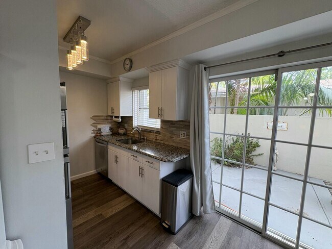 Building Photo - 609 NE 13th Ave