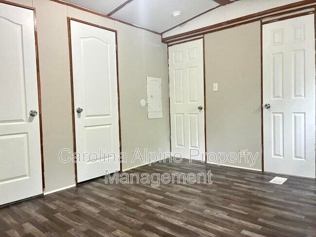 Building Photo - 517 Skylark Ln
