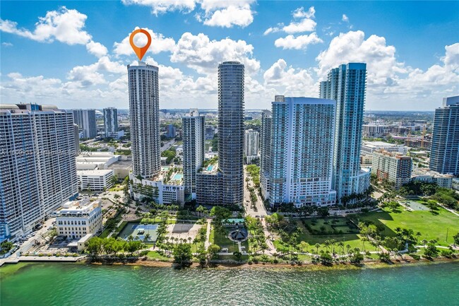 Building - 1750 N Bayshore Dr