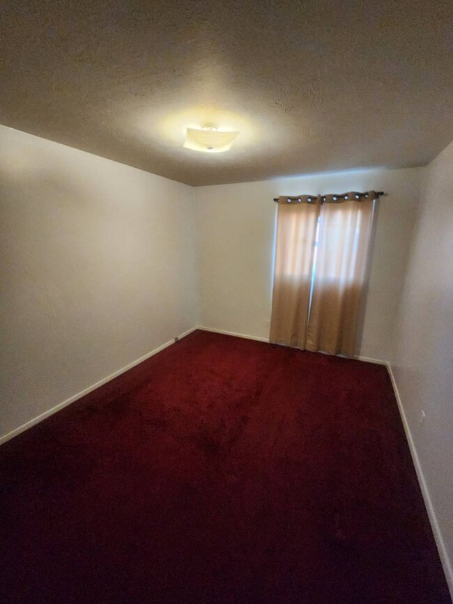 Building Photo - Charming 2-Bedroom Property in Prime Location