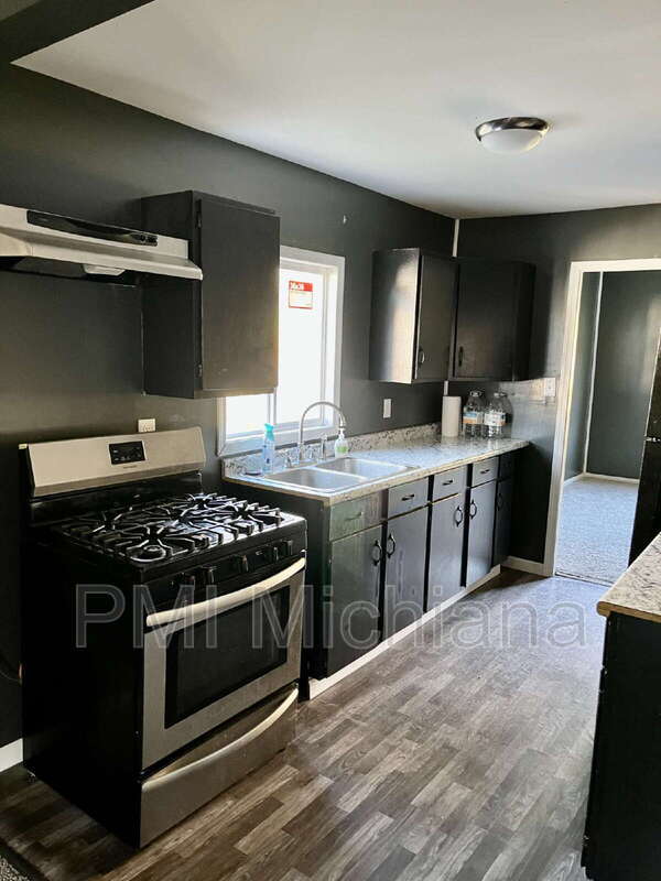 Building Photo - 261 N Kenmore St