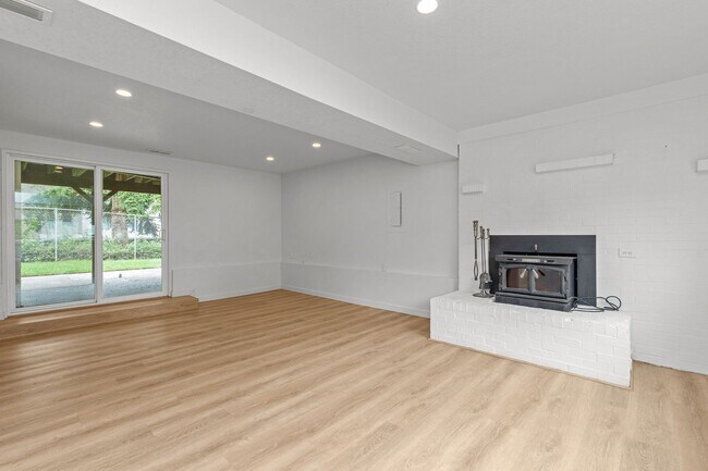 Building Photo - 4Bd Bothell Home!