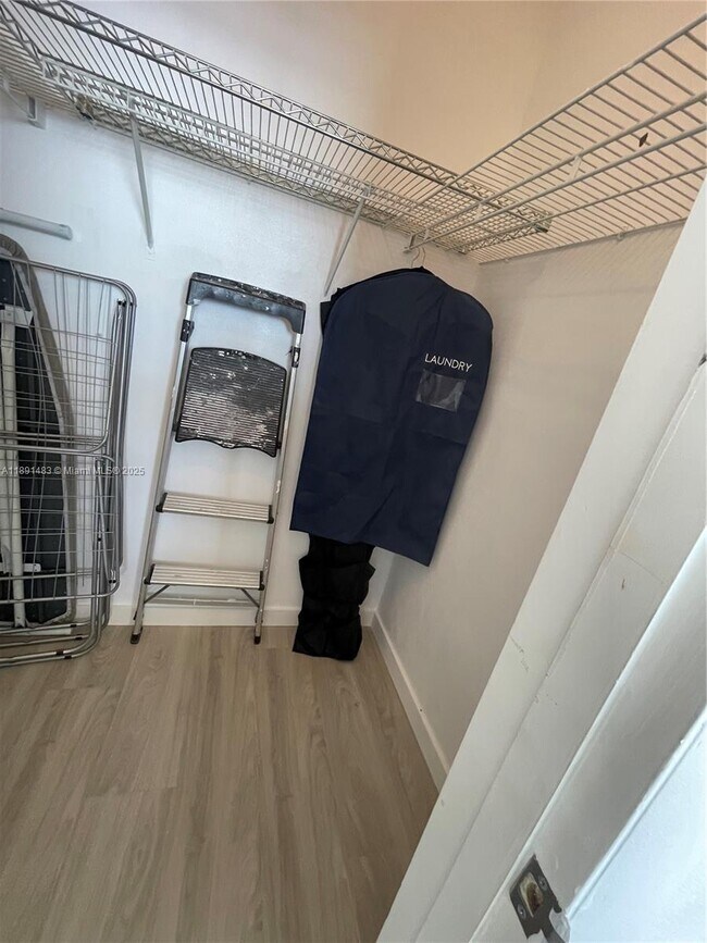 Building Photo - 2910 Point E Dr