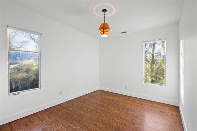 Building Photo - 935 Custer Ave SE