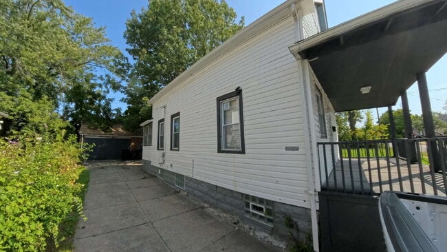 Building Photo - READY NOW - Three Bedroom Single Family Home!