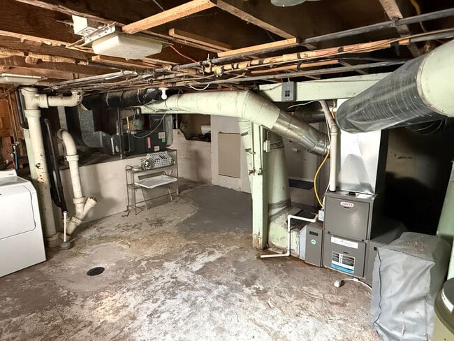 Building Photo - Beautiful 6 Bed, 3 Bath House; W/D Include...