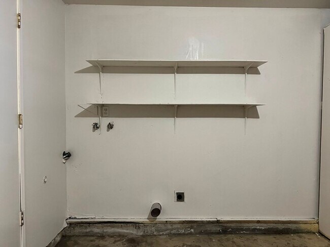 Building Photo - 1288 E Santiam St