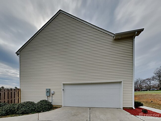 Building Photo - 423 Oakleigh Ln