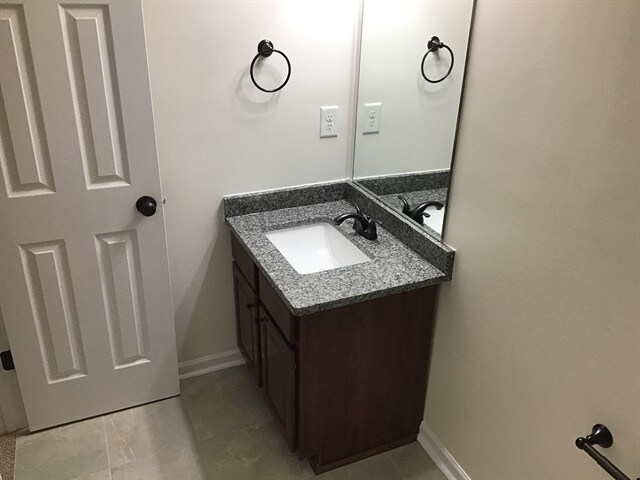 Building Photo - 708 White Oak Dr