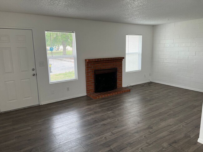 Building Photo - NEXT TO PARK DESIREABLE LOCATION RECENTLY RENOVATED!