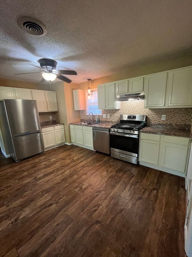 Building Photo - Convenient Jacksonville Location