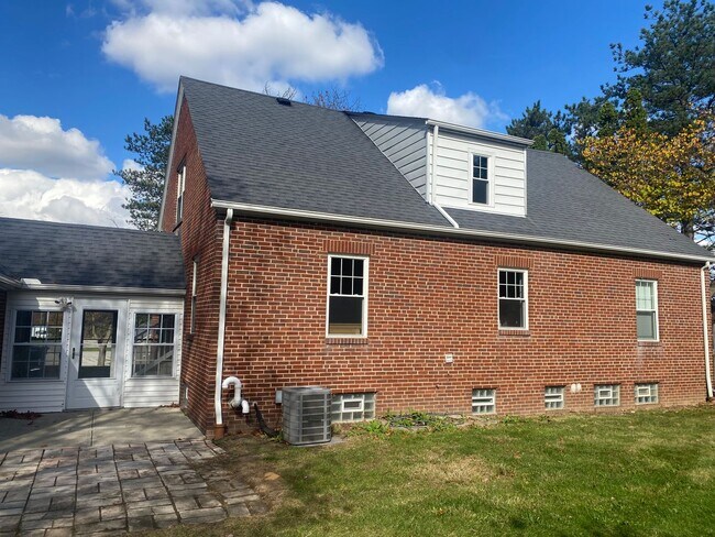 Building Photo - Spacious 4-Bedroom Property with In-Law Su...