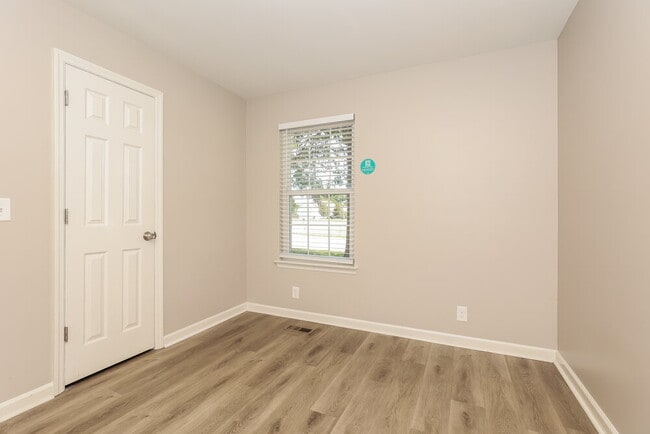 Building Photo - 1002 Esquire Ct