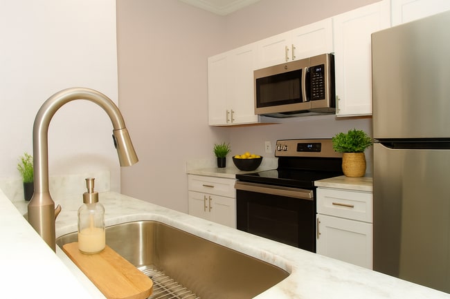 Building Photo - Gorgeous - Completely updated 2 bed 2 bath...