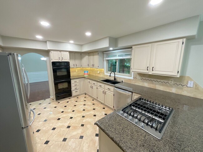 Building Photo - 4 Bedroom Home Available Near S Academy Bl...