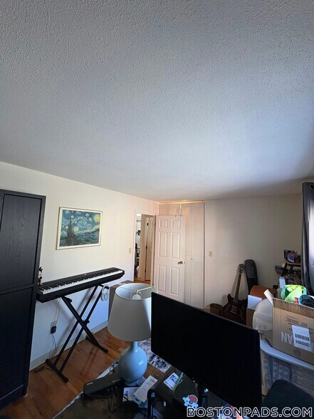 Building Photo - 245 Kelton St