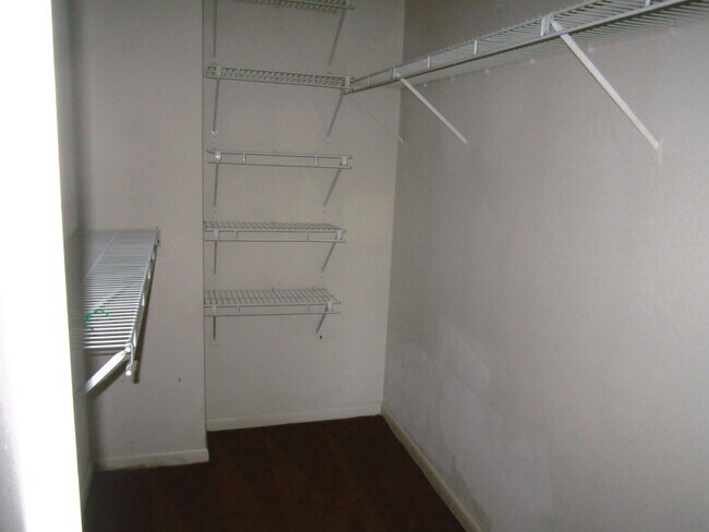 Building Photo - 1600 Park Cir