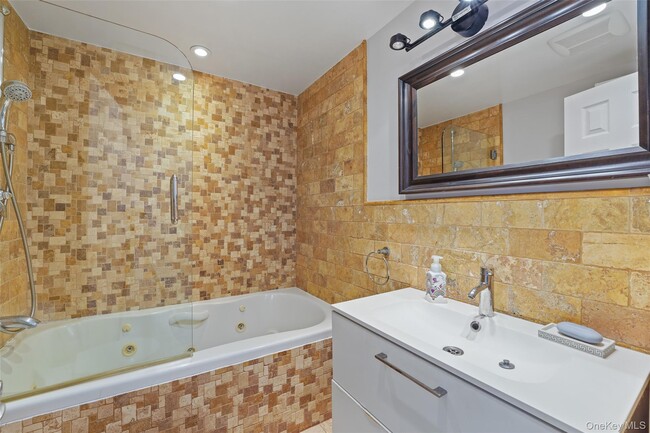 Building Photo - 2 Hudson St