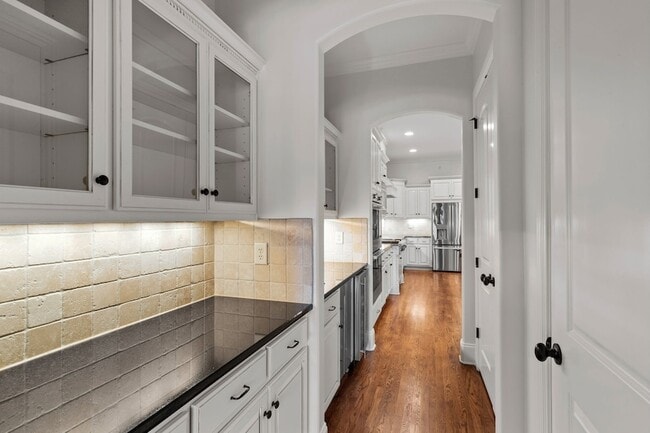 Building Photo - 2019 Overhill Dr