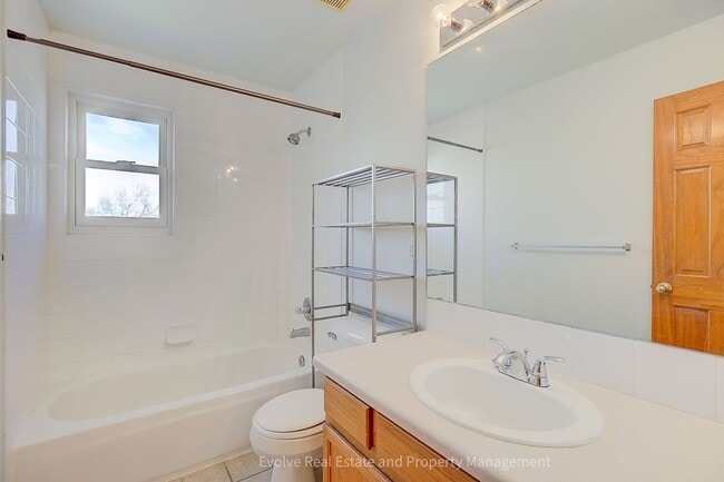 Building Photo - Evolve Real Estate: Gorgeous Single Family House is Available for Immediate Move-in!